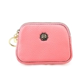 Detailansicht der pinkfarbenen Lychee-Lederstruktur mit goldenem Rosen-Emblem - Rosa