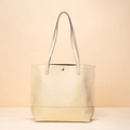 Borsa tote minimalista in pelle bovina beige con bottone dorato per uso quotidiano - Bianco Sporco