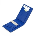 Dettaglio del portafoglio in pelle blu con fessure per carte e fermasoldi in argento - Nero con bordo blu