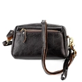 Détail de la texture cuir grainé et fermeture éclair dorée sur le petit sac bandoulière - Café