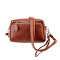 Détail macro du cuir véritable marron à motif litchi avec fermoirs argentés et zip - Marron
