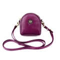 Detail der Mini-Ledertasche mit Lychee-Muster, bronzenem Rosen-Logo und langem Riemen - Lila