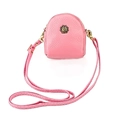 Makro-Detail der pinkfarbenen Mini-Umhängetasche aus Leder mit Rosen-Emblem - Rosa