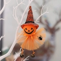Dettaglio della strega zucca di Halloween con gonna in tulle e campanellino metallico - Pendente Zucca (X-Y53)