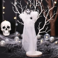 Halloween spookpop met heksenhoed en tule jurk hangend aan een griezelige boom decoratie - Witte Geest Hangend Ornament