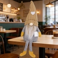Gnomo svedese con cappello a maglia a cuore e mini tazza di caffè su un tavolo caldo - Bambola con Barba / Cachi Maschio
