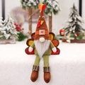 Gnome de Thanksgiving en peluche avec corps vert et longues jambes sur tapis blanc - Style de Barbe Masculine