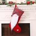 Chaussette de Noël avec gnome à carreaux rouge et vert et décor de flocons de neige - Rouge