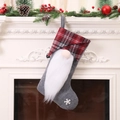 Chaussette de Noël grise avec gnome et motif à carreaux rouges sur cheminée blanche - Gris