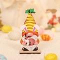 Gnome de Pâques en bois avec chapeau carotte et oreilles de lapin sur socle - Gnome Chapeau Carotte Jaune Tenant un Lapin (P-M111)