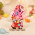 Décoration de gnome de Pâques en bois avec oreilles de lapin et socle en bois massif - Gnome Oreilles de Lapin Rose Tenant un Oeuf de Pâques (P-M109)