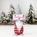 Wichtelfigur in rotem Schneeflocken-Strickoutfit mit Welcome-Schild für Weihnachten - Grauer Hut Leuchtende Puppe (D-BJ95)