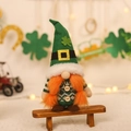 Gnomo verde di San Patrizio con barba arancione e cappello a trifoglio su sgabello - Ornamento Gnomo della Foresta Femmina