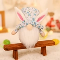 Gnome de Pâques en peluche avec chapeau floral bleu et oreilles de lapin sur banc en bois - Style Lapin Haut-de-forme Bleu (W-QT121)