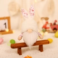 Gnome de Pâques en peluche avec oreilles de lapin fleuries sur un petit banc en bois - Style Lapin Rose (W-QT119)