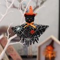 Halloween-Plüschkatze mit orangefarbenem Hexenhut, Spinnennetz-Umhang und Glocken - Schwarze Katze Kleid Anhänger (X-Y64)