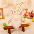 Gnome de Pâques en peluche avec oreilles de lapin et chapeau floral sur un banc en bois - Style Lapin Bonnet Pointu Jaune (W-QT120)