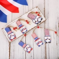 Patriotische Holz-Zwerge Set mit US-Flaggenmuster und rustikalen Hanfseilen Deko - Stil B (Dreigitter Holzanhänger)