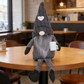Gnomo in maglia grigia con cappello a cuore e tazzina da caffè su tavolo in legno - Bambola con Barba / Grigio Maschio