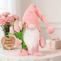 Rosa Muttertags-Gnom-Figur mit Tulpenstrauß aus Stoff in einer herzlichen Geschenkumgebung - Rosa Hut Zwerg Blumenstrauß Stil (W-QT14)