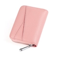 Dettaglio porta carte in pelle rosa a grana litchi con cerniera argentata e fessura - Rosa
