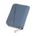 Dettaglio del portafoglio in pelle blu navy grana litchi con cerniera d'argento e slot card - Blu Denim