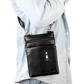 Borsa a tracolla in pelle nera stile retrò indossata da un modello casual moderno - Nero
