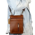 Borsa a tracolla da uomo in pelle marrone con tasche multiple a zip su camicia blu - Marrone