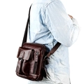 Borsa a tracolla verticale da uomo in vera pelle marrone scuro con cinturino - Marrone Rosso
