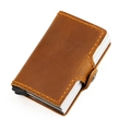 Gros plan du portefeuille en cuir marron avec coutures orange et fente pour cartes en aluminium - Marron