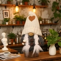 Gnomo da caffè a maglia con cappello beige, corpo grigio e piccola tazzina da caffè - Gnomo del Caffè Femmina (B)