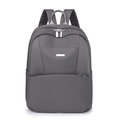 Detalle de mochila de viaje gris oscuro con cremalleras dobles y nailon duradero - Gris