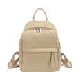 Primer plano de mochila de cuero PU beige con textura de lichi y herrajes plateados - Blanco Roto