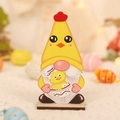 Figurine de gnome de Pâques en bois avec chapeau poulet jaune pour décoration - Gnome Chapeau Poussin Jaune Tenant un Poussin (P-M108)