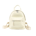Détail frontal d'un mini sac à dos en similicuir beige avec texture grainée et bretelles - Blanc Cassé