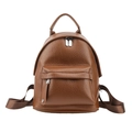 Détail d'un sac à dos marron en cuir grainé avec fermetures éclair argentées - café
