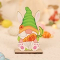 Décoration de table en bois gnome de Pâques avec chapeau à rayures vertes et oreilles de lapin - Gnome à Rayures Vertes Tenant une Carotte (P-M110)