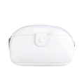 Détail de la texture cuir litchi blanc du mini sac bandoulière avec zip métallique - Blanc