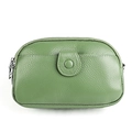 Détail macro du mini sac bandoulière en cuir vert grainé avec fermeture éclair argentée - Vert clair