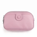 Détail d'un sac à bandoulière en cuir rose avec poche à bouton-pression et fermeture éclair - Violet Lavande