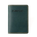 Portapassaporto in pelle verde scuro con testo in rilievo e cuciture arancioni a vista - Verde