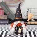 Gnome d'Halloween avec chapeau à étoiles, tresses blanches et petit balai en paille - Ornement Gnome de Forêt Femelle