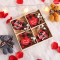 Decorazioni di San Valentino in legno con cuori e orsetti a quadretti rossi e neri - Stile A Ornamenti in Legno Quattro Griglie