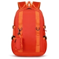 Dettaglio zaino da trekking arancione con cinghie in nylon e mini pochette - Arancione
