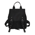 Minimalistischer schwarzer Nylon-Rucksack mit Klappe und silbernen Nieten auf der Front - Schwarz