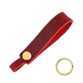 Detailopname van rode echt lederen sleutelhanger met gepolijste gouden metalen ring - Rood