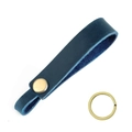 Detail van een vintage donkerblauwe lederen sleutelhanger met gouden metalen gesp sluiting - Blauw