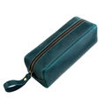 Dettaglio dell'astuccio in pelle crazy horse fatto a mano con cerniera e cinturino in pelle - Blu