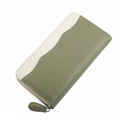 Dettaglio di un portafoglio in pelle bicolore con cerniera nei toni verde e crema - Verde Matcha (923)