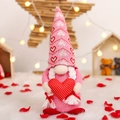 Muñeca gnomo rosa de San Valentín con corazón rojo y gorro de punto con corazones - Adorno de Gnomo de Bosque Femenino (W-QT12)
